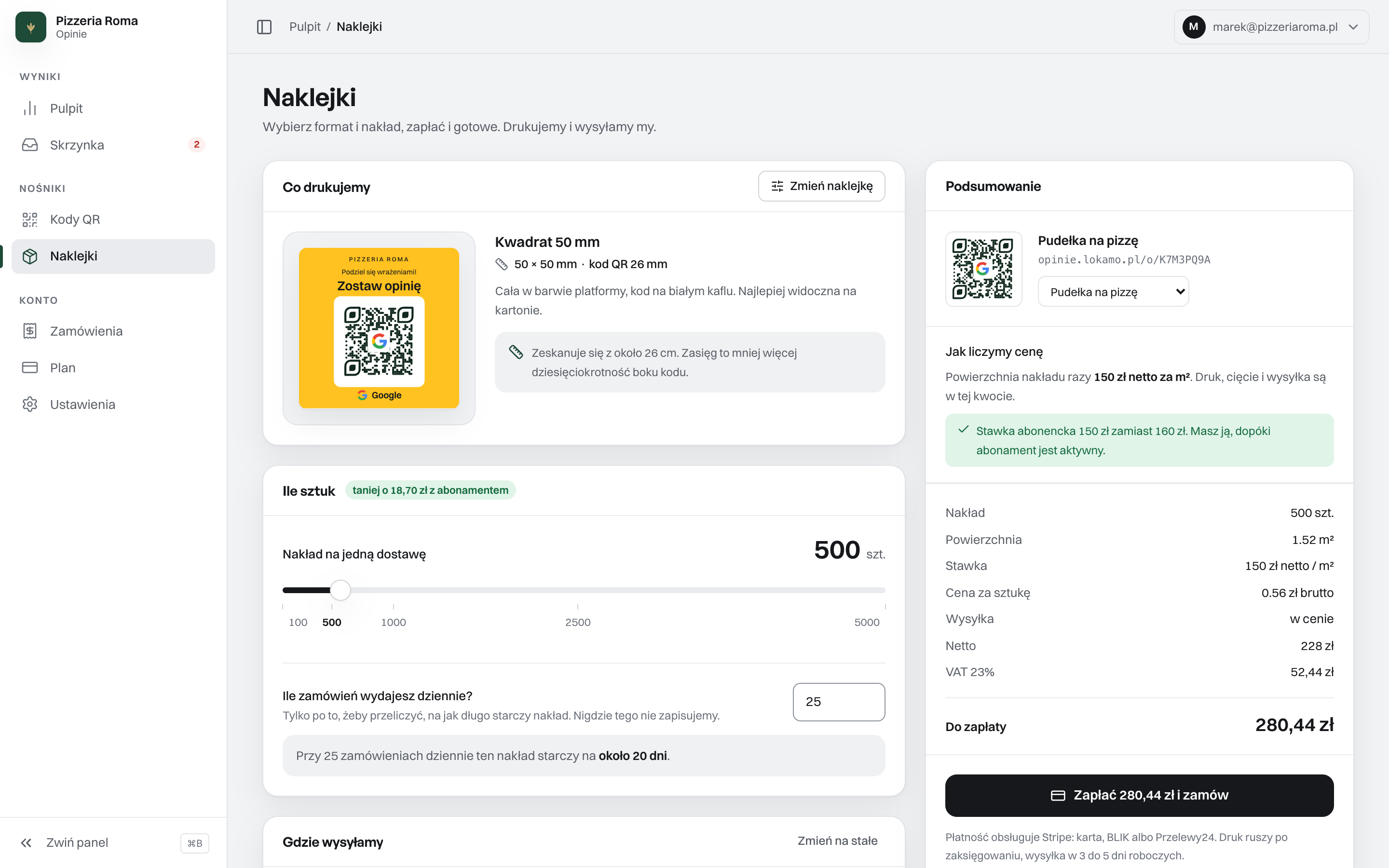 Ekran zamawiania naklejek: podgląd naklejki z kodem QR, suwak nakładu, wyliczenie ceny z VAT i przycisk płatności